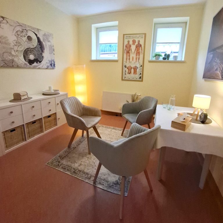 Praxis Aufwerts, Lebens- und Sozialberatung Sabine Erber, Bischofshofen Helles Therapiezimmer mit zwei Sesseln, Tisch und Grafiken an der Wand. Sehr einladend und warm.