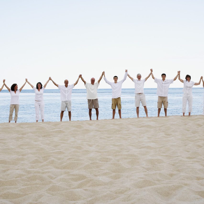 Persönliche Beratung mit Herz, Sabine Erber Eine Gruppe von Menschen hält Strand, umgeben von Wasser und Sand.